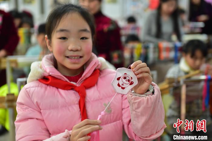圖為一名小學(xué)生繡制的2022年北京冬奧會(huì)吉祥物“冰墩墩”形象?！∮髟屏?攝