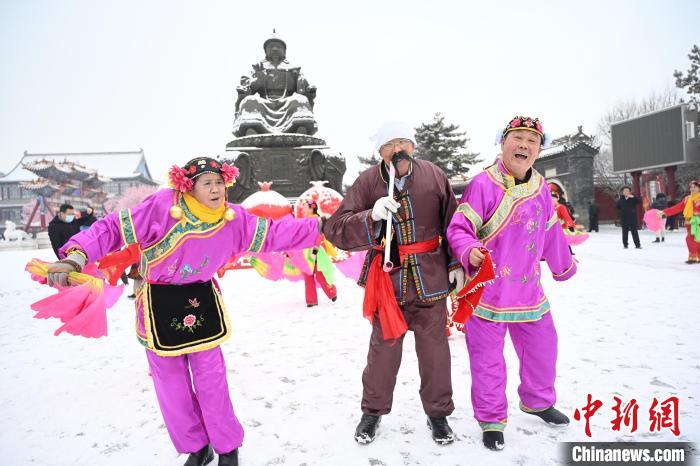 2月13日，秧歌隊在呼和浩特市大召廣場雪中起舞?！⑽娜A 攝