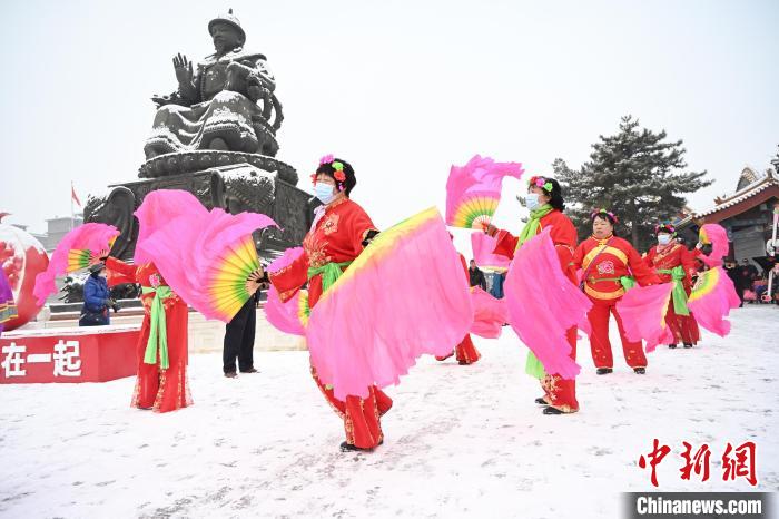 2月13日，秧歌隊在呼和浩特市大召廣場雪中起舞。　劉文華 攝