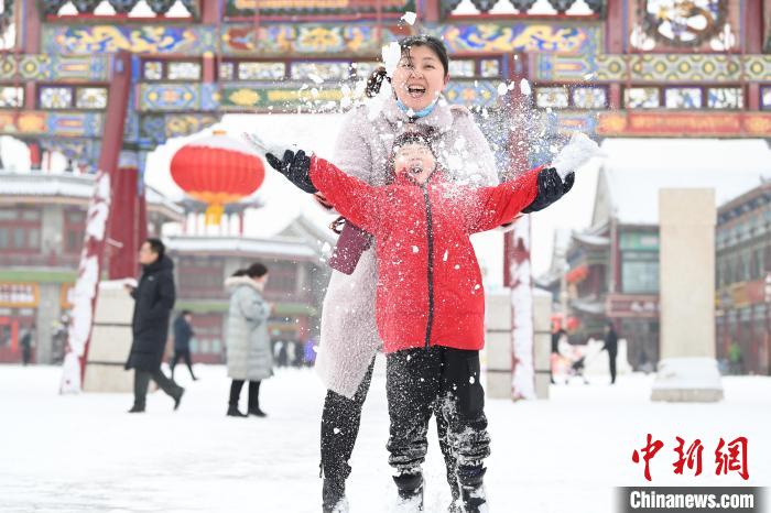 2月13日，家長與小朋友在呼和浩特市大召廣場享雪趣?！⑽娜A 攝