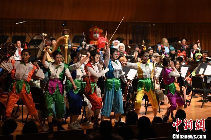 “音樂(lè)奇妙夜”西安上演歌者、樂(lè)手化身“卡通人”