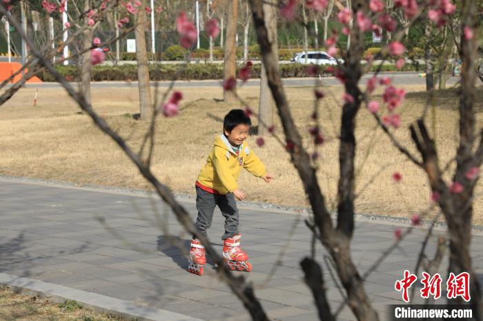 小朋友公園里玩耍?！∴囆?攝