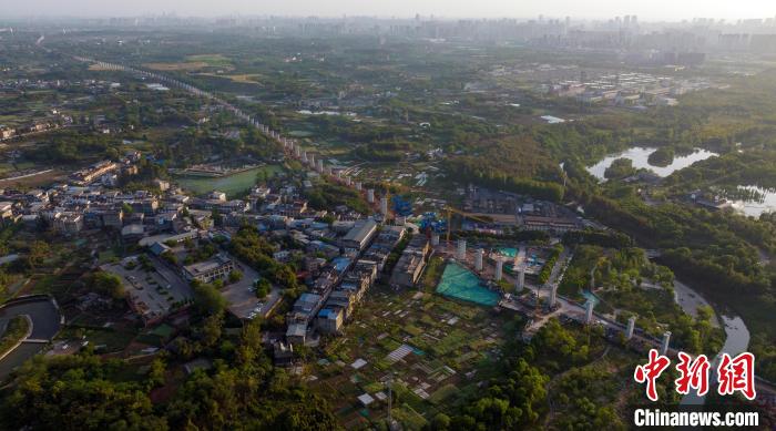 航拍正在建設(shè)中的成都至自貢高速鐵路成都段?！⒅铱?攝