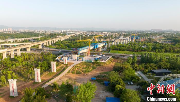 航拍正在建設(shè)的成都至自貢高速鐵路跨成都繞城高速公路連續(xù)梁施工現(xiàn)場?！⒅铱?攝