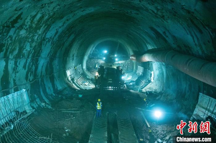 正在掘進(jìn)中的龍泉山1號隧道?！⒅铱?攝
