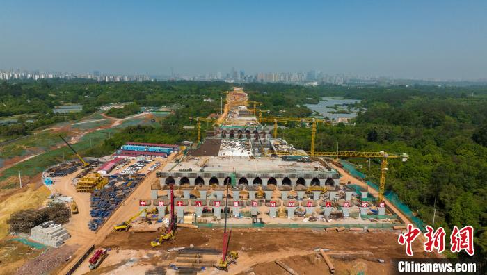 加緊施工建設(shè)的天府站多線橋?！⒅铱?攝