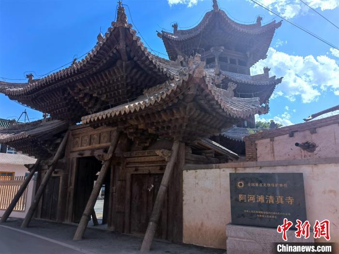 圖為集漢、藏、伊斯蘭風(fēng)格于一體的700年歷史的全國重點(diǎn)保護(hù)文物——阿河灘清真寺?！埡ｖ?攝