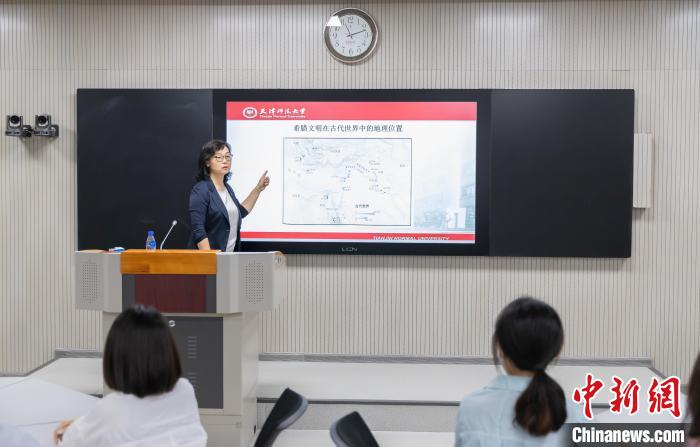 天津師范大學(xué)跨文化與世界文學(xué)研究院院長、教授郝嵐正在為同學(xué)們上課?！⊥踉谟?攝