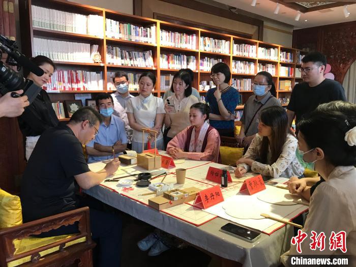 9月14日，“月動(dòng)臨秋扇”中華傳統(tǒng)文化沉浸式體驗(yàn)活動(dòng)在北京紀(jì)曉嵐故居舉辦。 陳建新 攝 陳建新 攝