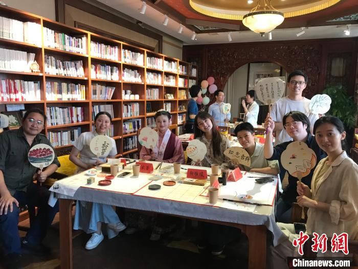 9月14日，“月動(dòng)臨秋扇”中華傳統(tǒng)文化沉浸式體驗(yàn)活動(dòng)在北京紀(jì)曉嵐故居舉辦。陳建新 攝 陳建新 攝