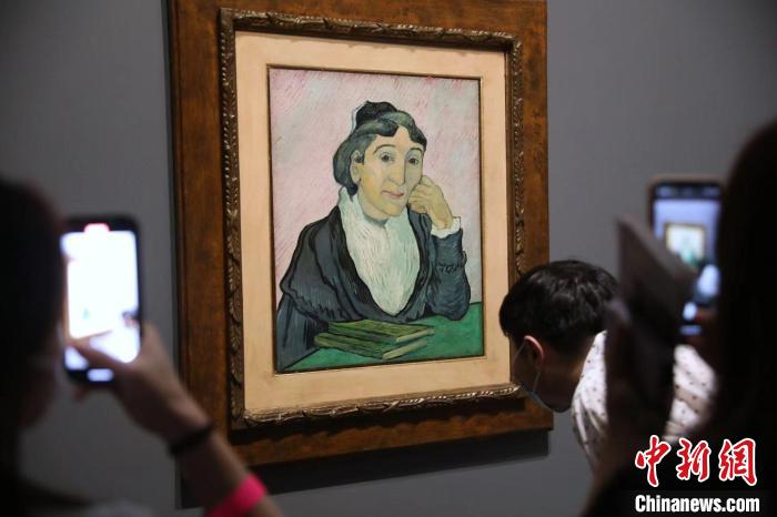 觀眾欣賞梵高畫作《阿爾勒婦女(吉努夫人肖像)》?！埡鄠?攝