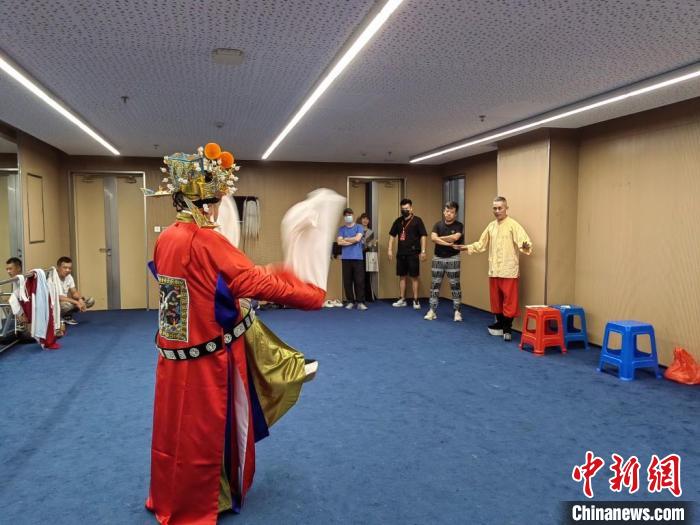 “天下第一團”正在進行練習?！±ド绞形捏w廣電和旅游局供圖