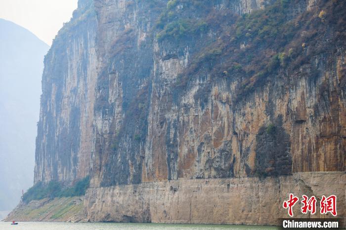 圖為瞿塘峽兩岸壯麗景致?！×簹J卿 攝