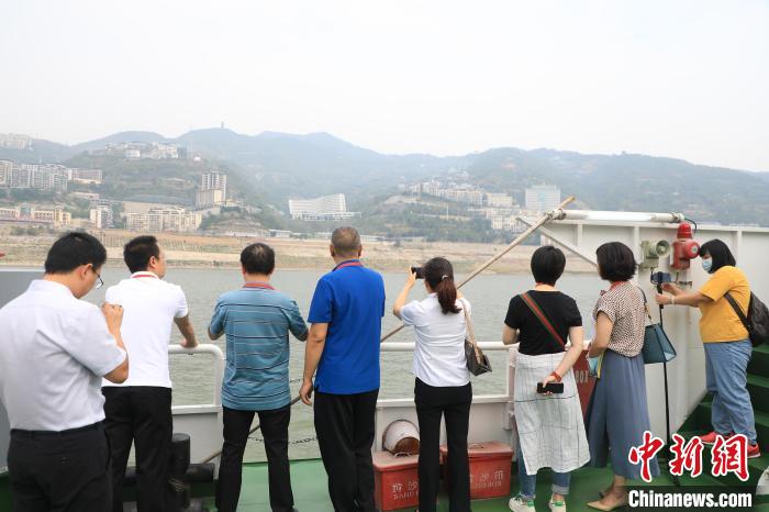 重慶市政協(xié)“同心聚力巴渝行”主題采訪團15日走進奉節(jié)，了解當?shù)卣f(xié)委員護江成效?！×簹J卿 攝