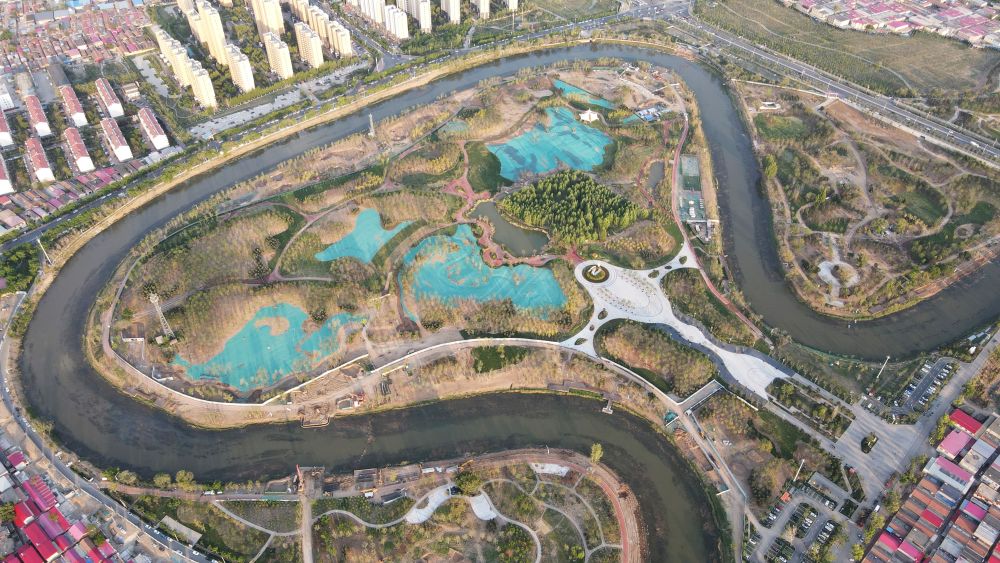 　圖為4月30日拍攝的河北滄州市區(qū)的大運河“Ω”形河道。新華社發(fā)(傅新春 攝)