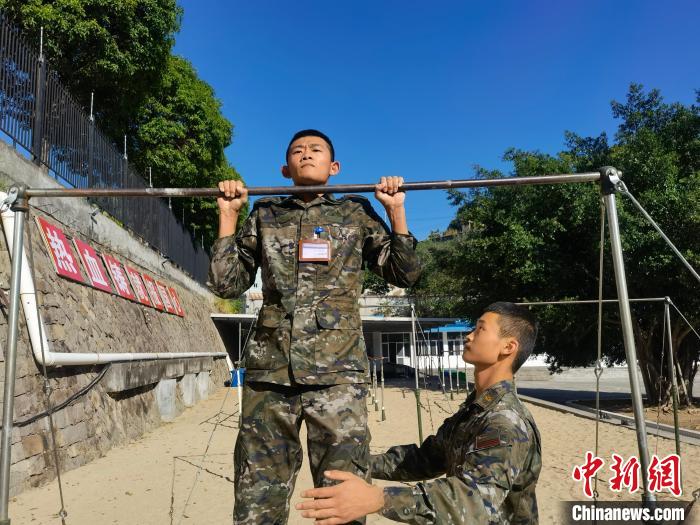 新兵尤云龍正在進行器械訓練?！●R濤 攝
