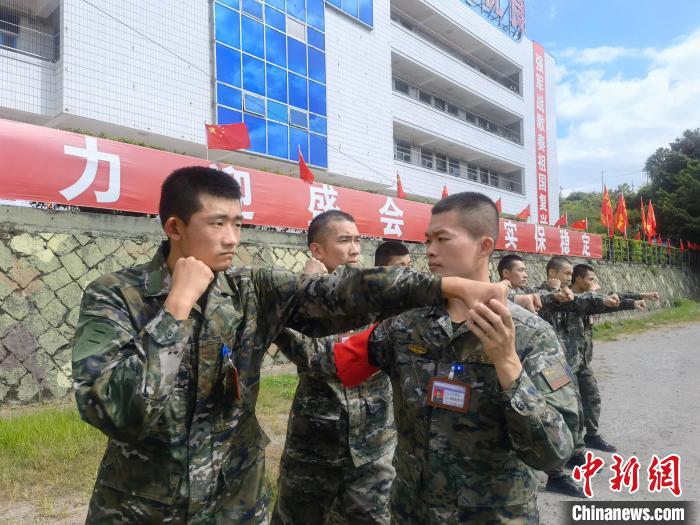 新兵尤云龍(左)不斷向一名合格軍人蛻變。　陳淼 攝