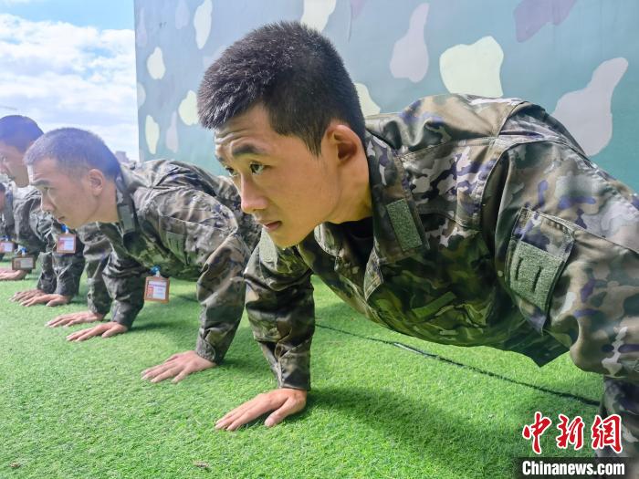 尤云龍正在和戰(zhàn)友進行體能訓練?！×志杆?攝