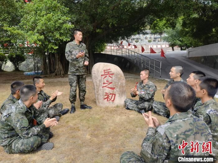尤云龍為戰(zhàn)友講述父輩保家衛(wèi)國的故事?！＄姛樋?攝