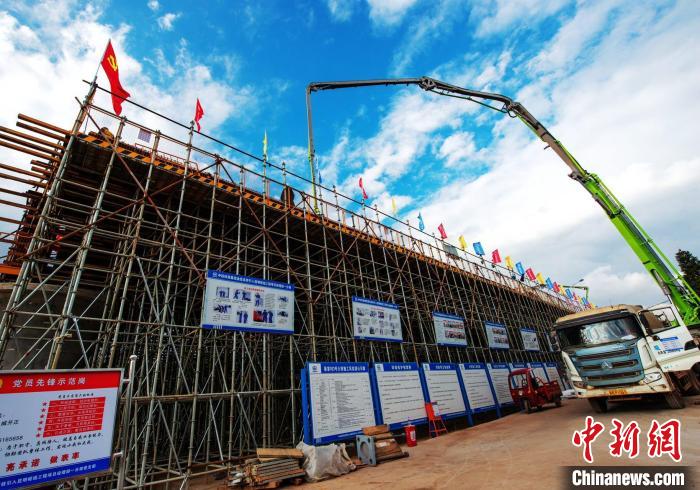 圖為渝昆高鐵云南段境內(nèi)首座大橋連續(xù)梁混凝土澆筑施工現(xiàn)場(chǎng)?！『螀矽i 攝