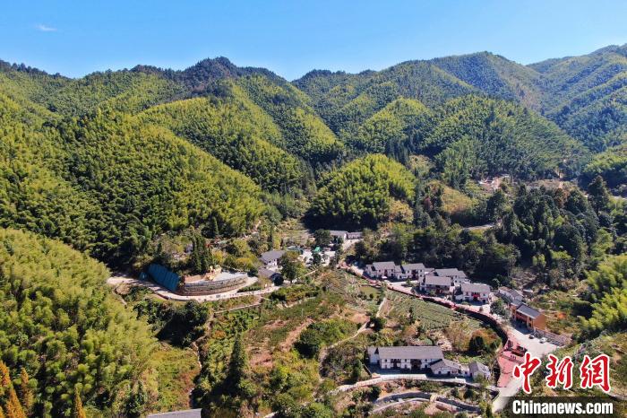 航拍江西井岡山市神山村，青山環(huán)繞，風(fēng)景秀美?！⒘?攝
