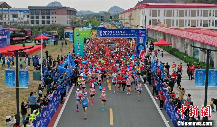 2022年龍虎山半程馬拉松鳴槍開跑。　劉志琨 攝