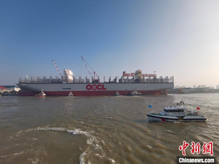 海巡艇在現(xiàn)場引導(dǎo)水上交通?！∧贤êＪ戮止﹫D