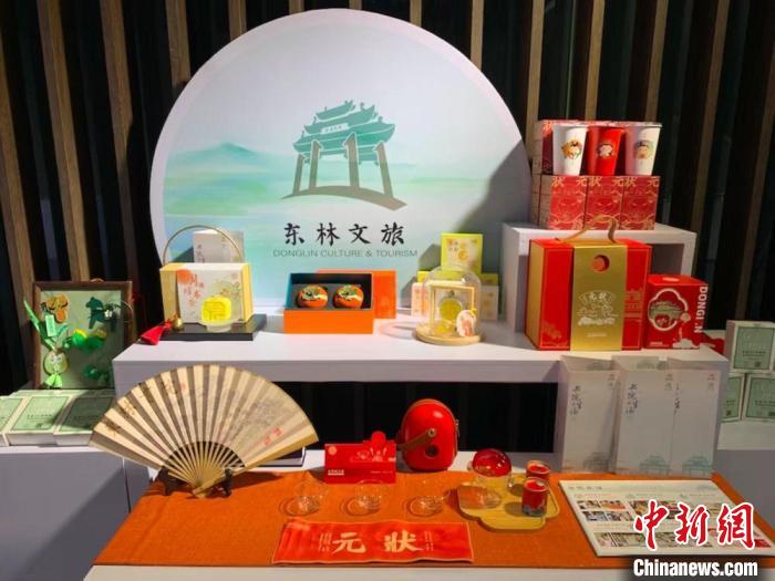 發(fā)展論壇現(xiàn)場(chǎng)展出的無(wú)錫城市文創(chuàng)作品。　孫權(quán) 攝