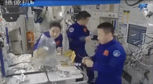 神舟十四號(hào)航天員在軌品嘗美食。圖片來(lái)源：中國(guó)載人航天工程辦公室官方微信