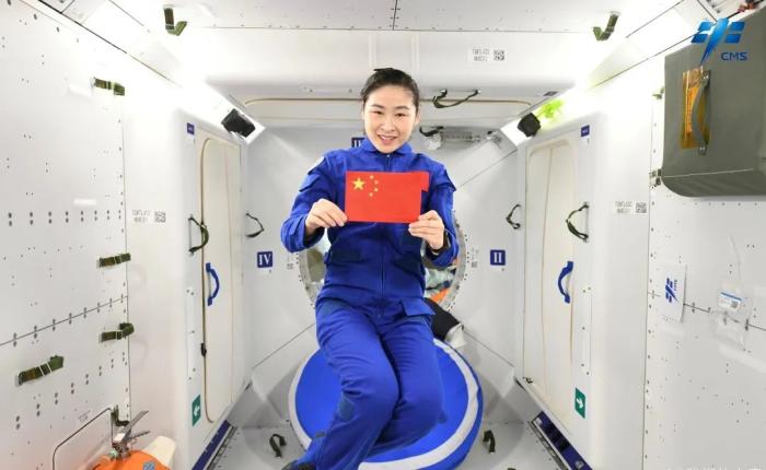 航天員劉洋背后是問(wèn)天實(shí)驗(yàn)艙睡眠區(qū)。圖片來(lái)源：中國(guó)載人航天工程辦公室官方微信