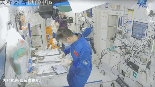 開展水樣微生物檢測(cè)。圖片來(lái)源：中國(guó)載人航天工程辦公室官方微信