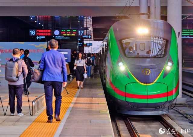 中老鐵路開(kāi)行國(guó)際旅客列車(chē)