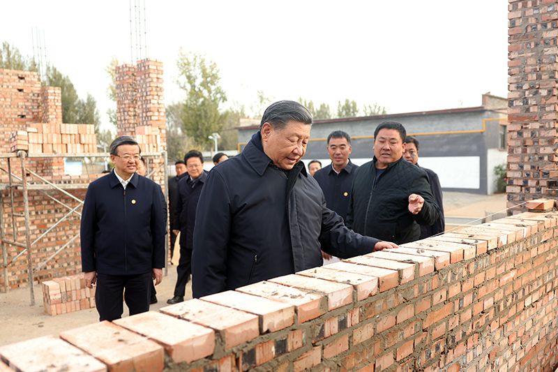 2023年11月10日，習(xí)近平總書記在河北保定涿州市刁窩鎮(zhèn)萬全莊村房屋重建施工現(xiàn)場考察。