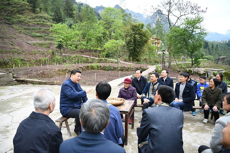 2019年4月15日，習(xí)近平總書記在重慶石柱土家族自治縣中益鄉(xiāng)華溪村同村民代表、基層干部、扶貧干部、鄉(xiāng)村醫(yī)生等圍坐在一起，共話脫貧攻堅。