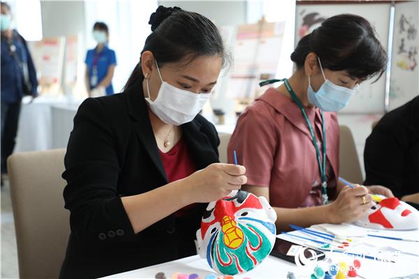 展覽會現(xiàn)場，泰國民眾體驗畫臉譜。人民網(wǎng)記者 趙益普攝