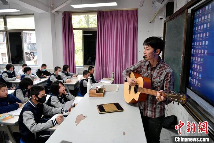 圖為3月16日，張家豪在福建福州延安中學教學。 <a target='_blank' href='/'><p  align=