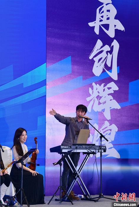圖為3月9日，福建福州，張家豪(右)與林佳臻在臺上演出。 <a target='_blank' href='/'><p  align=