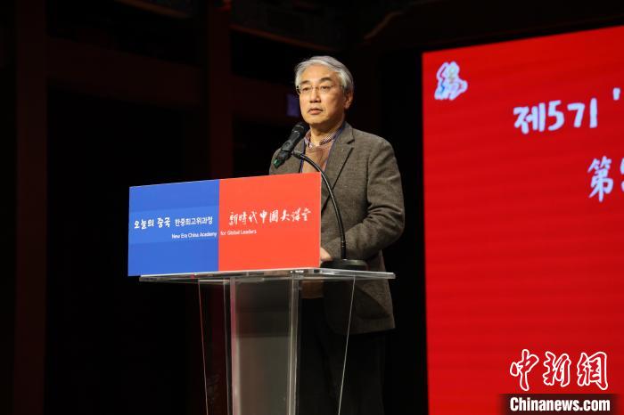 韓國(guó)前國(guó)務(wù)調(diào)整室長(zhǎng)李錫駿致辭?！≈袊?guó)駐韓國(guó)大使館供圖