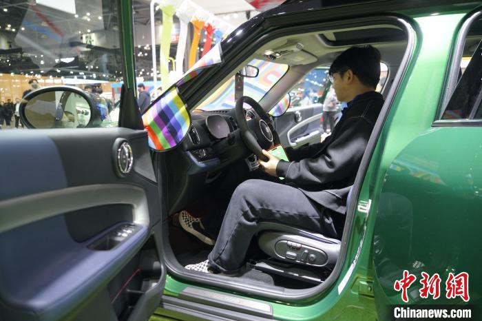圖為觀眾在展會試駕車輛。　劉旭 攝
