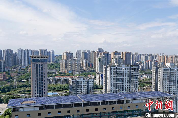 圖為輝騰能源在重慶市九龍坡區(qū)留學(xué)生創(chuàng)業(yè)園屋頂建設(shè)的光伏發(fā)電示范項目?！∈茉L企業(yè)供圖