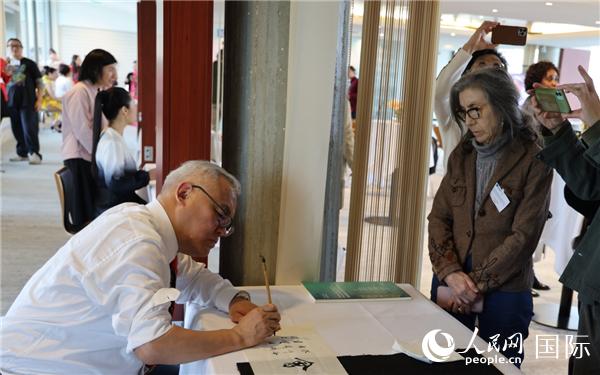 “聯(lián)合國中文日”慶祝活動(dòng)上進(jìn)行了書法等中國文化展示。人民網(wǎng)記者 尚凱元攝