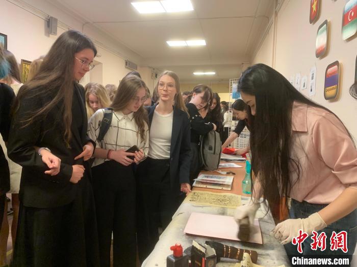4月21日，莫斯科國立語言大學(xué)孔子學(xué)院附屬中學(xué)舉辦“國際中文日”活動(dòng)，學(xué)生們體驗(yàn)雕版印刷?！∧箍茋⒄Z言大學(xué)孔子學(xué)院 供圖