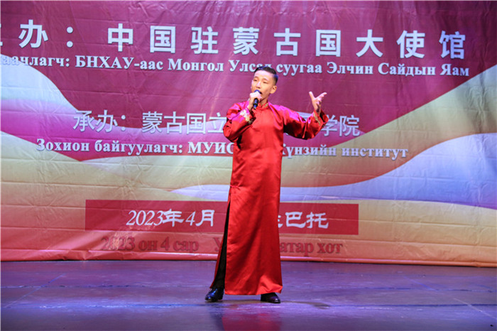 一等獎選手賀希格中學(xué)的包勒爾德表演貫口《玲瓏塔》。蒙古國立大學(xué)孔子學(xué)院供圖