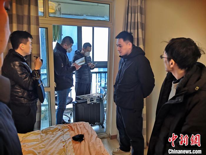 丹東市公安局民警抓捕犯罪嫌疑人，在其家中進行搜查?！〉|市公安局供圖