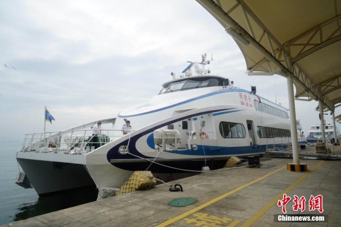 5月3日，“新捷安”輪載著157名乘客從廈門啟航前往金門，這是“新捷安”輪入列廈金航線后的首個航班。廈門海事局執(zhí)法人員對船舶進行了全面的開航前檢查，確保首航安全?！靶陆莅病陛喛傞L43米、船寬10.5米、型深3.61米，載客量350人，是現(xiàn)有廈金客運航線參營客船中載客定額最大的雙體穿浪高速客船，用以替換原有的“捷安”輪。福建海事 供圖