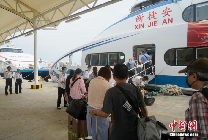 圖為乘客登船準(zhǔn)備從廈門啟航前往金門。福建海事 供圖