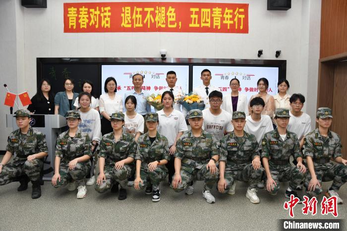 受邀功臣同師生代表合影?！≌闹菔型艘圮娙耸聞?wù)局供圖