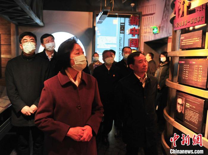 臺(tái)盟中央主席蘇輝近日率調(diào)研組赴吉林開展重點(diǎn)考察調(diào)研。圖為在長影舊址博物館考察吉林特色文化產(chǎn)業(yè)發(fā)展?！「啐埌?攝
