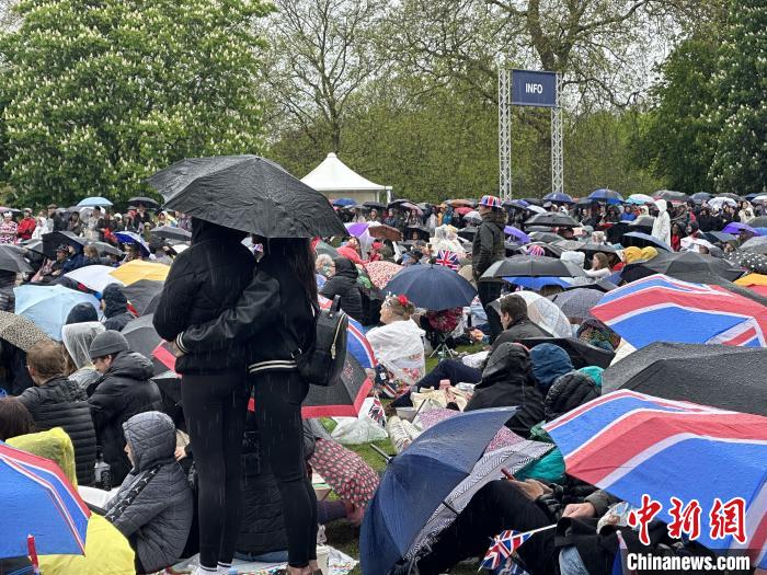 當(dāng)?shù)貢r(shí)間5月6日，英國國王查爾斯三世的加冕儀式舉行。民眾雨中觀看儀式?！W陽開宇 攝