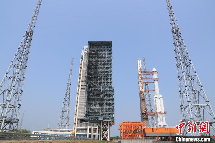 北京時間5月7日，天舟六號貨運飛船與長征七號遙七運載火箭組合體垂直轉(zhuǎn)運至發(fā)射區(qū)?！∏窳④?黃國暢 攝